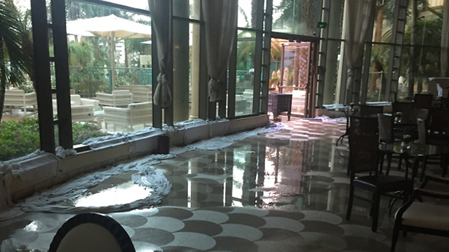 מים חדרו גם למלון מלכת שבא (צילום: בן הופמן) (צילום: בן הופמן)