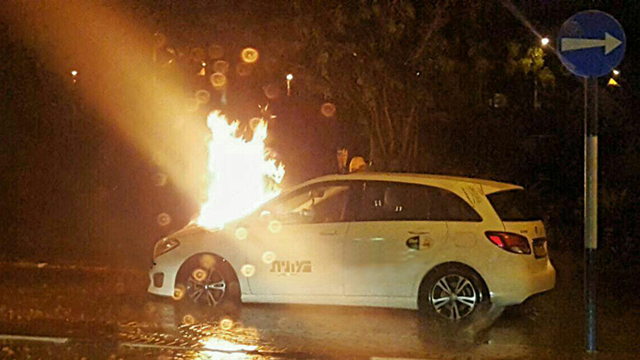 המונית עולה באש בשעת לילה (צילום: דוברות המשטרה) (צילום: דוברות המשטרה)