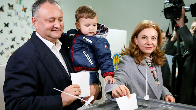 מועמד המפלגה הסוציאליסטית לנשיאות איגור דודון עם בנו ניקולאי ורעייתו גלינה (צילום: רויטרס) (צילום: רויטרס)