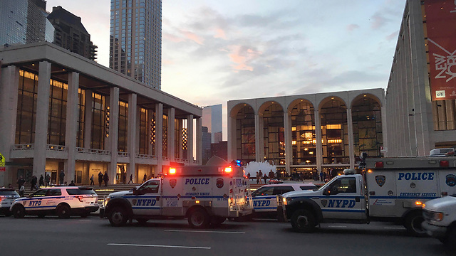 כוחות משטרה מחוץ לבית מטרופוליטן אופרה בניו יורק, אתמול (צילום: AP) (צילום: AP)