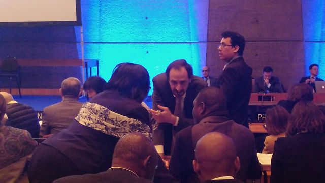 הנציג הפלסטיני משוחח עם נציגי טנזניה (צילום: ארז ליכטפלד) (צילום: ארז ליכטפלד)