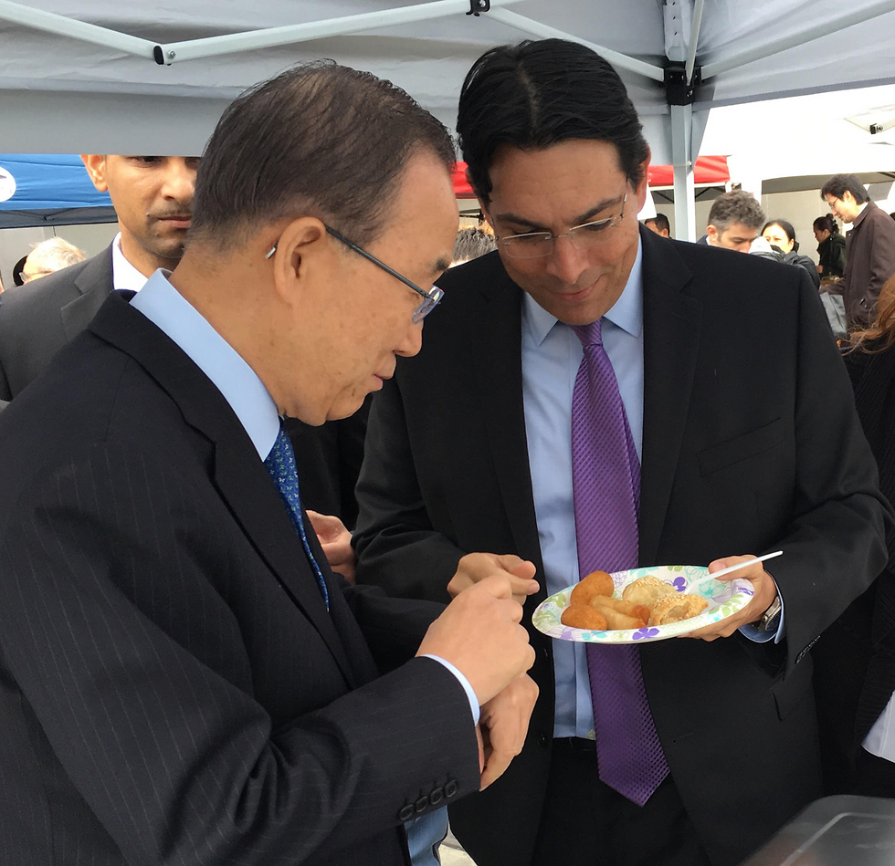 Ambassador Danon and Secretary-General Ban Ki-moon admiring the new kosher cuisine.