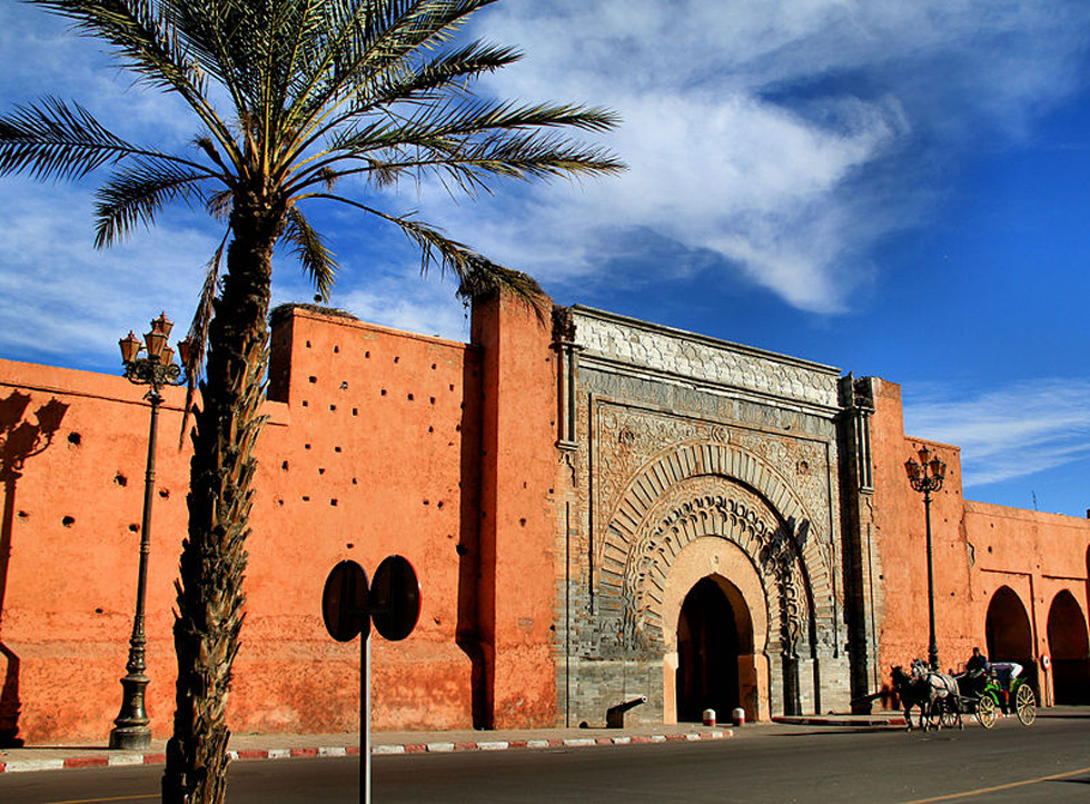 אחד משערי הכניסה לעיר העתיקה. מרקש נקראת העיר האדומה על שם הבנייה באדמה דחוסה, שבאזור הזה היא אדומה (צילום: Lionel Leo, cc)