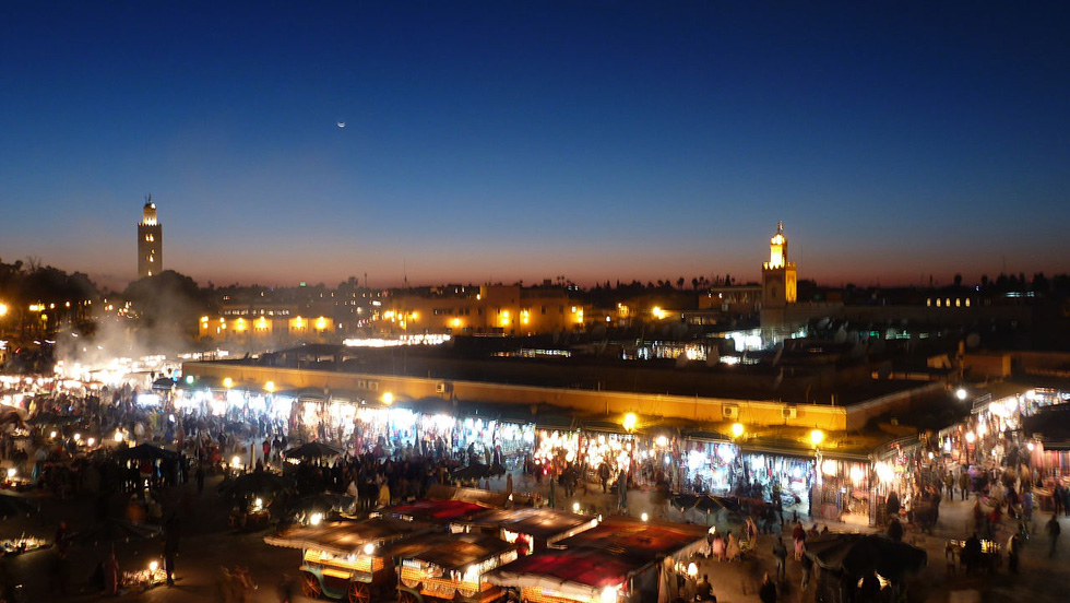 בלילות הופכת כיכר ג'אמע אל-פנא לחגיגה של להטוטים ואוכל (צילום: YoTuT, cc)