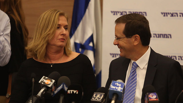 Isaac Herzog with Tzipi Livni (Photo: Gil Yohanan)
