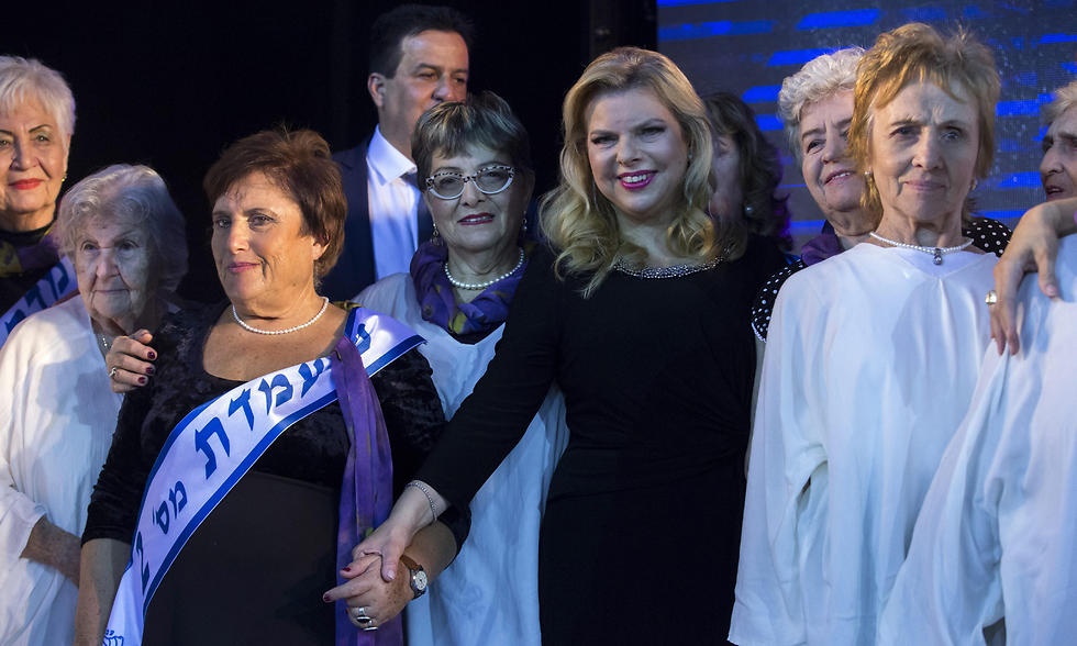 Sara Netanyahu with the contestants (Photo: EPA)