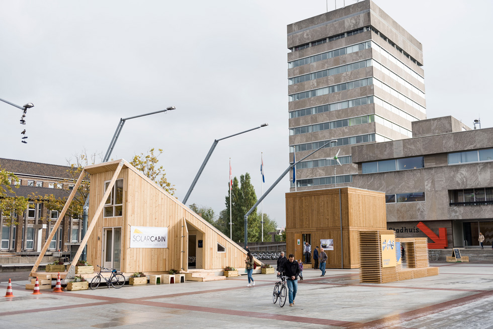 באחת מכיכרות איינדהובן, העיר שמפורסמת בזכות בית הספר לעיצוב שבה, הוצגו אבות טיפוס של פתרונות דיור זמניים לאלפי הפליטים בהולנד (צילום: באדיבות DDW2016   )