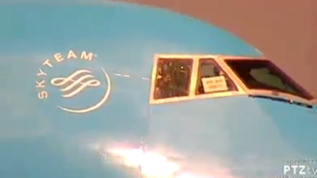 הטייסים והשלט על החלון - "ביי ביי 747" ()