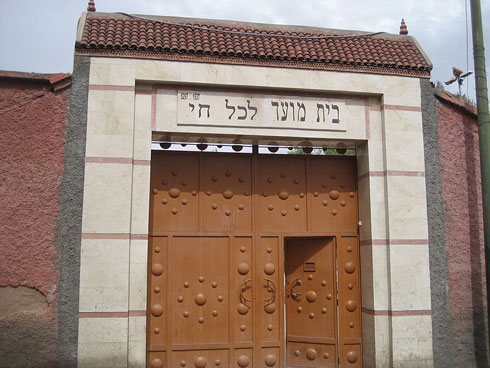 הכניסה לבית הקברות היהודי בעיר (צילום: Vysotsky, cc)