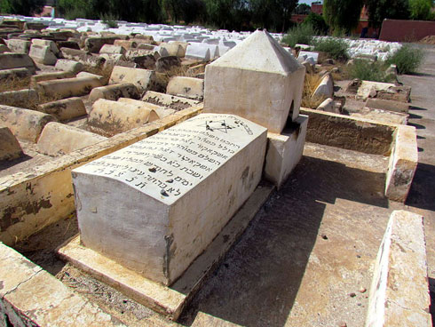 מצבות בבית הקברות היהודי. שופץ ביוזמה של צעיר ישראלי (צילום: David Berkowitz, cc)