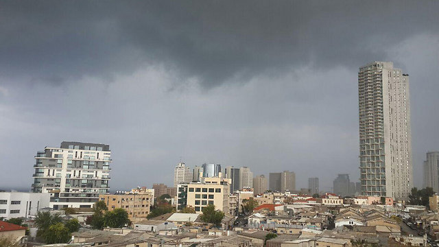 Rain clouds over Tel Aviv (Photo: Itay Blumental)