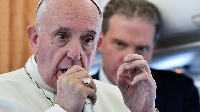 האפיפיור פרנסיסקוס משיב לעיתונאים, היום (צילום: רויטרס) (צילום: רויטרס)