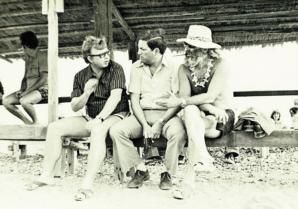 רפי נלסון (מימין) וחברים בכפר (צילום: באדיבות מוזיאון 'אילת עירי') (צילום: באדיבות מוזיאון 'אילת עירי')