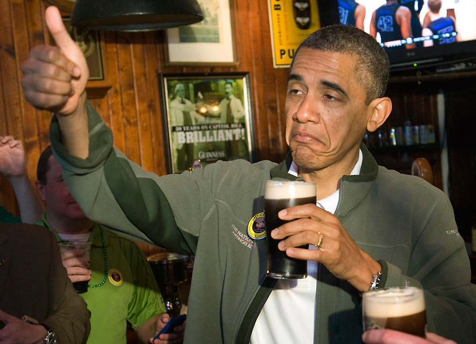 ברק אובמה מביע שביעות רצון מהבירה שמיוצרת בבית הלבן (צילום: רויטרס) (צילום: רויטרס)