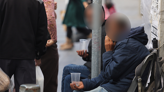 Beggars on the street in Jerusalem (Photo: Gil Yohanan)