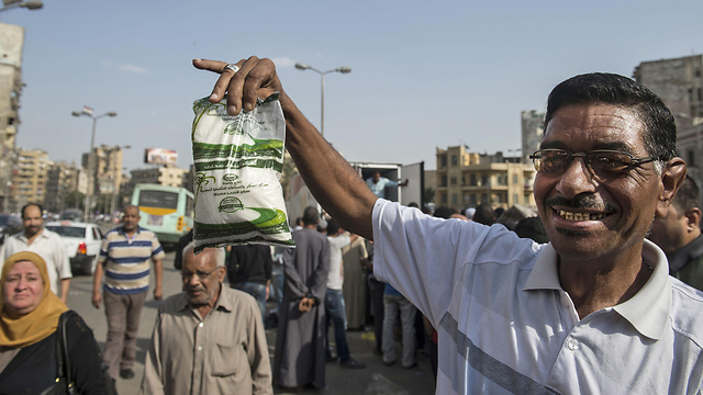 מכירת סוכר מסובסד בקהיר (צילום: AFP) (צילום: AFP)