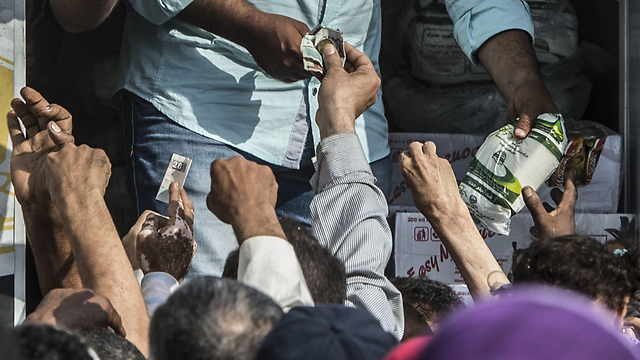 Сахарный кризис в Египте. Раздача субсидированного сахара в Каире. Фото: AFP