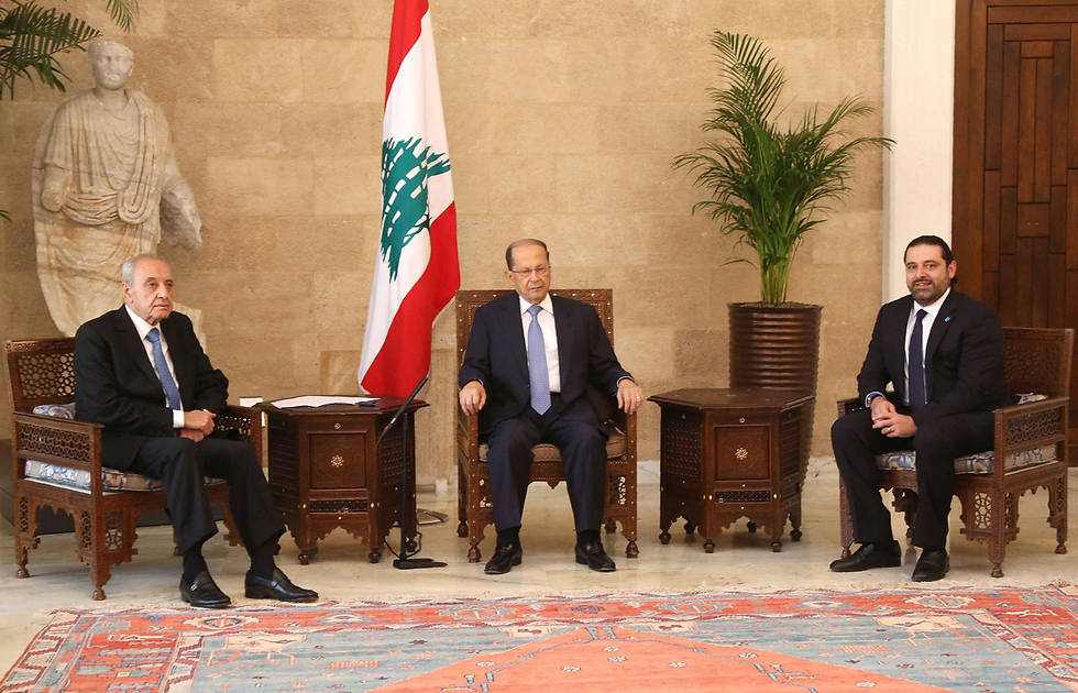 סעד אל-חרירי (מימין), הנשיא מישל עון (במרכז) וראש הפרלמנט נביה ברי, היום (צילום: AFP) (צילום: AFP)