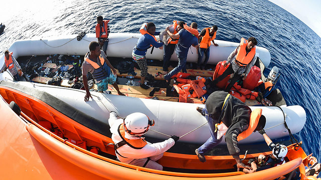 Спасение тонущих мигрантов у берегов Италии. Фото: AP