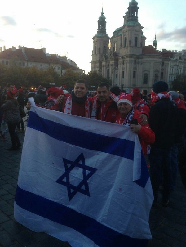 אוהדים עם דגל ישראל. צעדו לכיוון האצטדיון  (צילום: לוי בייזרמן)