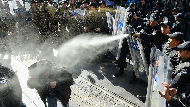 Turkish police spray liquid on a man protesting arrest of Kurdish lawmakers (Photo: Gettyimages) (Photo: Getty Images)