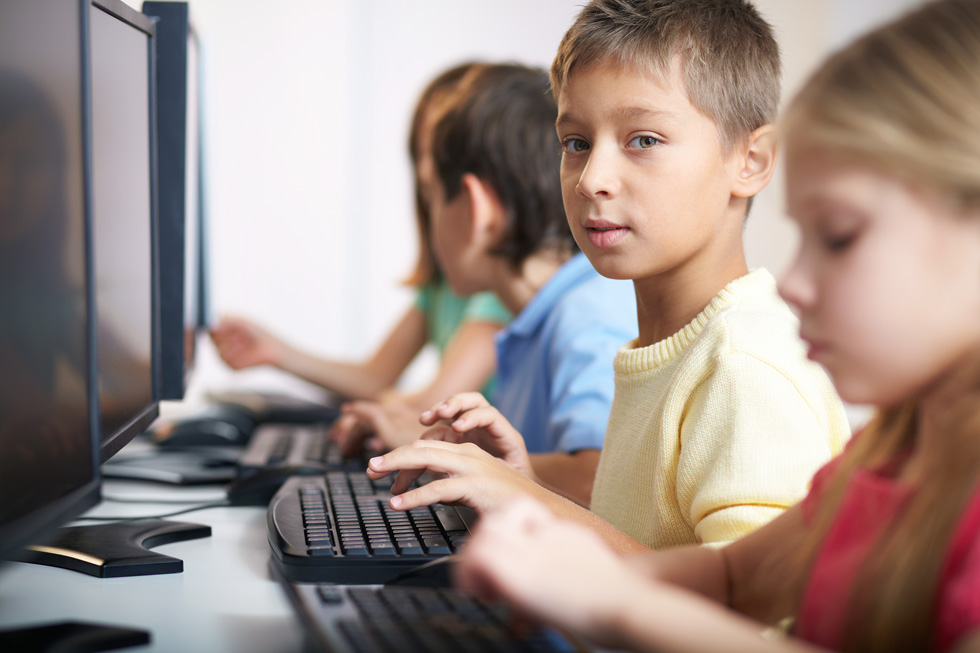 "נכון, זה הולך להיות קשה, אבל אין לנו ברירה אחרת. עלינו ללמד את ילדינו מיומנויות של חיפוש מידע ויצירת ידע בעזרת האינטרנט" (צילום: Shutterstock)