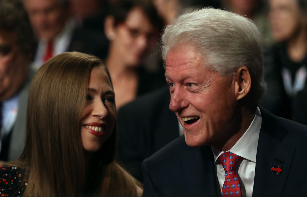עם אביה, הנשיא לשעבר ביל קלינטון. לא היססה להתעמת עם אדם אמיד שעזר לו להרוויח עשרות מיליוני דולרים (צילום: gettyimages)
