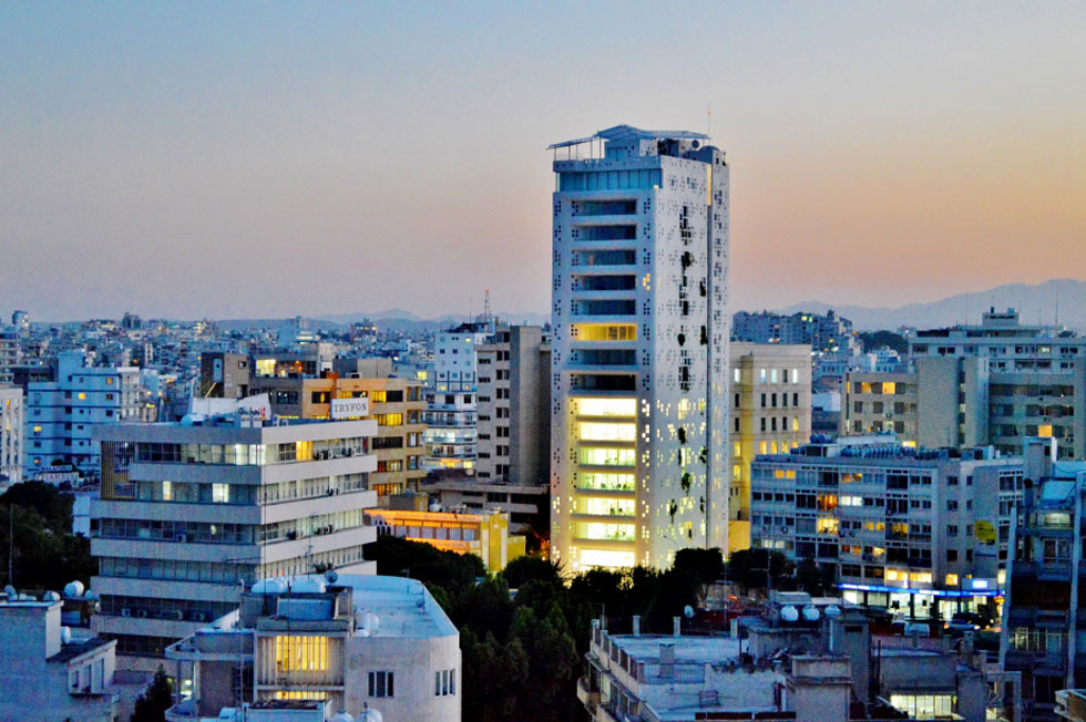 הזוכה באזורנו הוא המגדל שתכנן האדריכל הצרפתי הנודע ז'אן נובל בבירת קפריסין, ניקוסיה. אמור להתכסות בצמחייה ירוקה על קירותיו (צילום: NicosiaAutumn, cc)