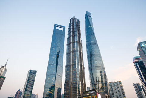 המגדל (מימין) על רקע שכניו, בסיטי של שנגחאי. השקעה כספית עצומה (צילום: Zhao jian kang / Shutterstock)