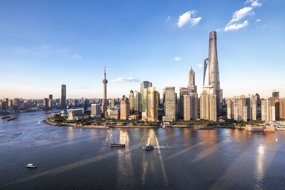 מגדל שנגחאי, בתכנון גנסלר אדריכלים, מגביה את קו הרקיע הצפוף של הבירה הכלכלית של מזרח אסיה (צילום: Shutterstock)