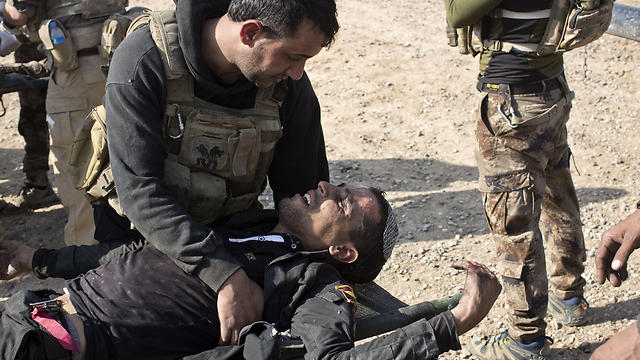 Treating the injured in the Iraqi Army (Photo: AP) (Photo: AP)