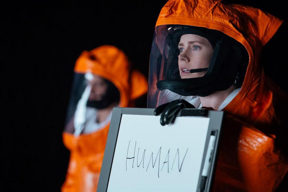 איימי אדמס בחליפת האסטרונאוט ב"המפגש" ()