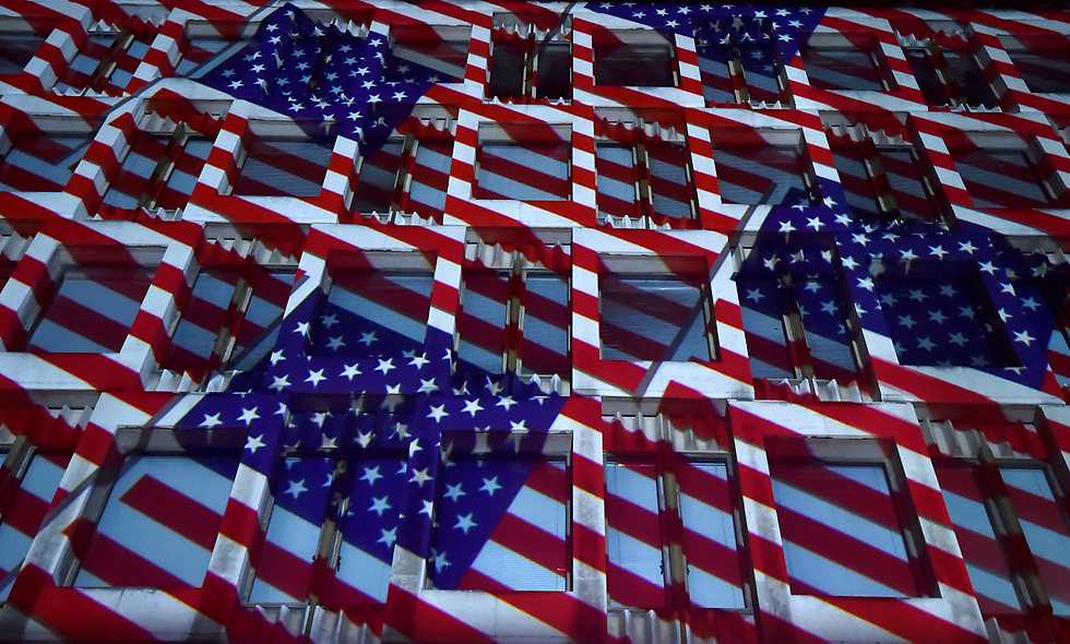 שגרירות ארה"ב בלונדון נצבעה בצבעי הדגל האמריקני (צילום: רויטרס)