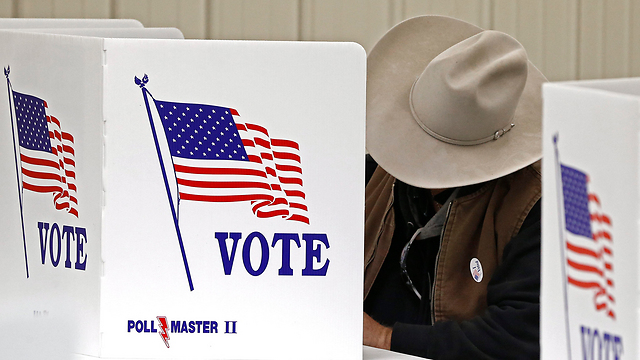 Polling station in Kansas (Photo: EPA)