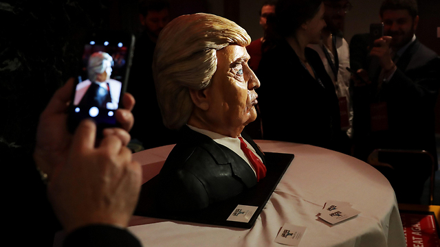 האיש והקינוח. עוגת טראמפ חגיגית במטה הרפובליקני בניו יורק (צילום: AFP) (צילום: AFP)