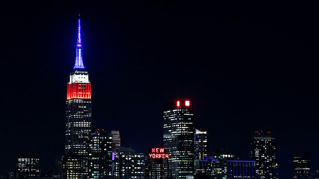 האמפייר סטייט בילדינג בניו יורק מפרגן ליום הבחירות (צילום: AFP)