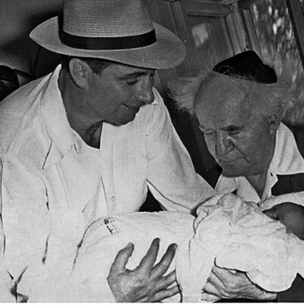 1958. בן־גוריון ופרס עם התינוק חמי. "כשנולדתי אבא לא היה בארץ ואיחר לחדר הלידה. האחות יצאה ואמרה לנהג שלו: מר פרס, מזל טוב, יש לך בן"