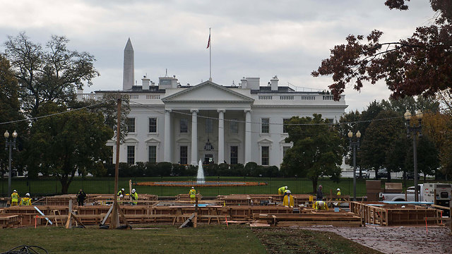מול הבית הלבן כבר החלו לבנות במה לטקס ההשבעה (צילום: AFP) (צילום: AFP)