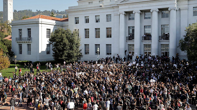 תלמידי תיכון יצאו להפגין. ההפגנה בברקלי (צילום: רויטרס) (צילום: רויטרס)