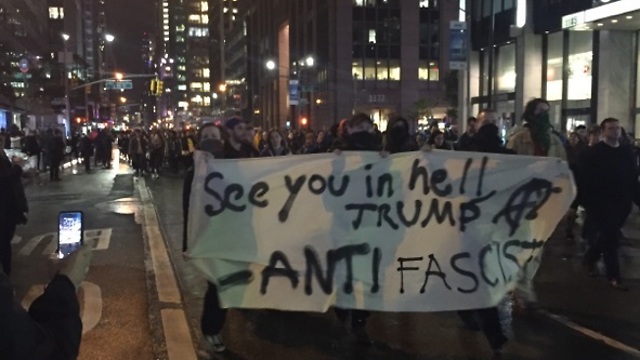 "נתראה בגיהנום טראמפ". שלט בהפגנה בניו יורק (צילום: שגיא בן דב) (צילום: שגיא בן דב)