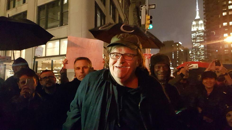 מייקל מור בהפגנה בניו יורק (צילום: מאי קסטלנובו) (צילום: מאי קסטלנובו)