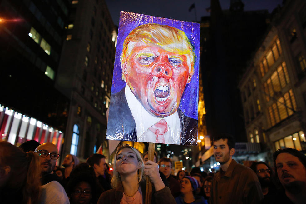 אלפים צעדו לכיוון "טראמפ טאוור". ההפגנה בניו יורק (צילום: AFP) (צילום: AFP)