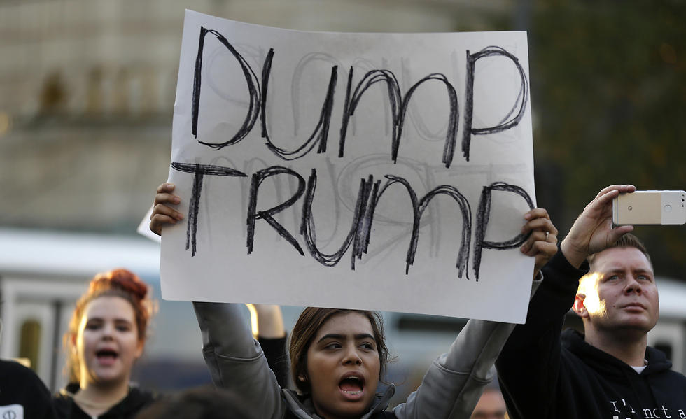 "לזרוק את טראמפ". מפגינים בסיאטל (צילום: AP) (צילום: AP)