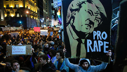 הפגנות במנהטן ביום שאחרי הבחירה בטראמפ לנשיא (צילום: AFP)