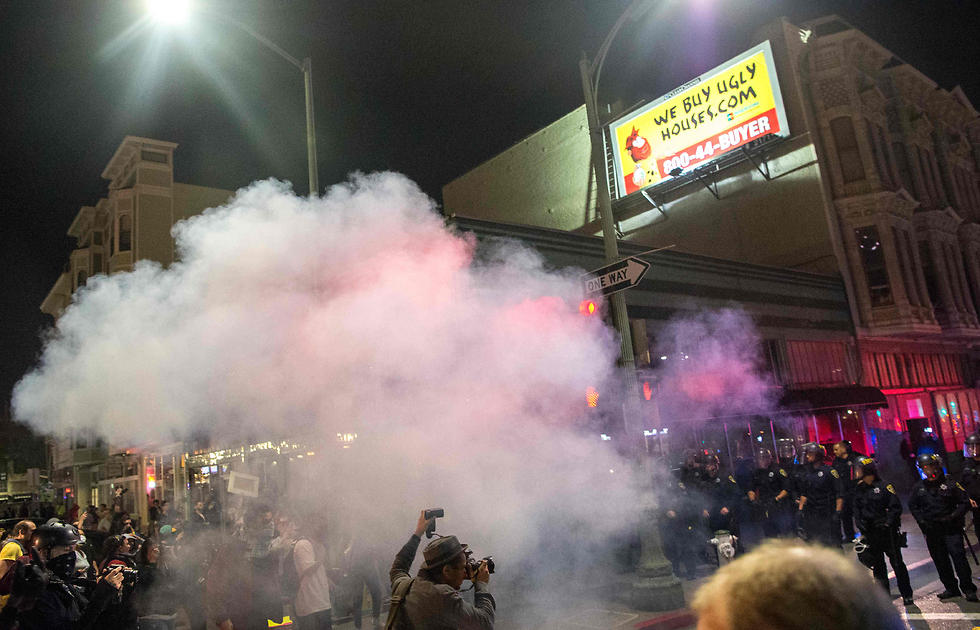 גז מדמיע בהפגנה באוקלנד (צילום: AFP) (צילום: AFP)