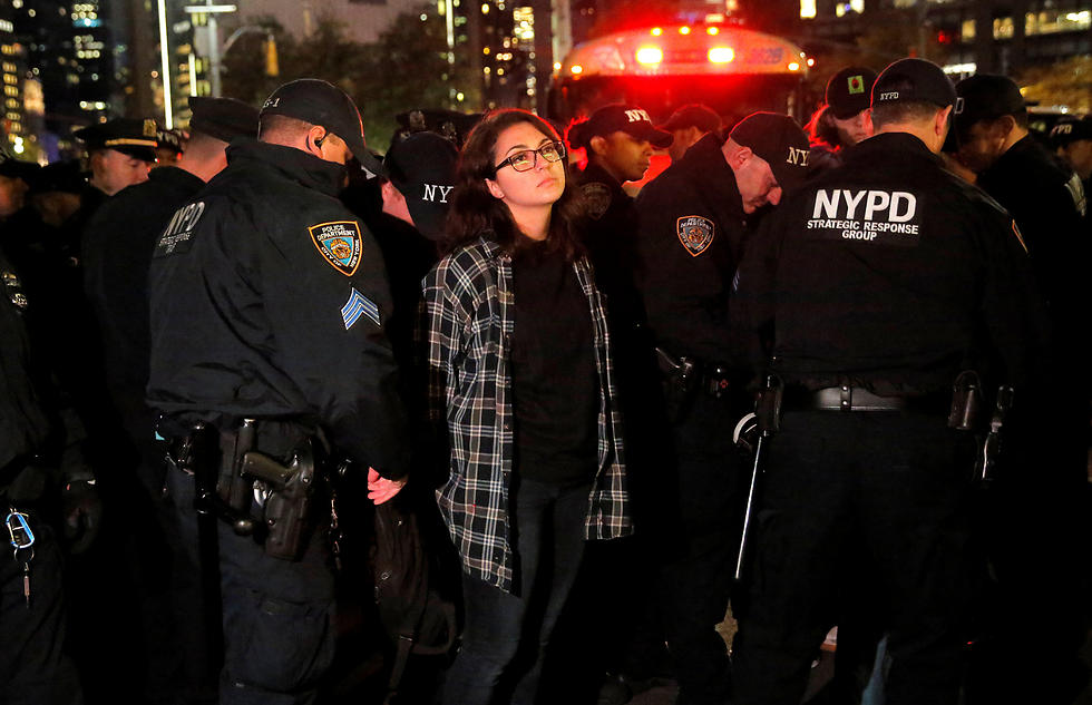 מעצר של מפגינה בניו יורק (צילום: רויטרס) (צילום: רויטרס)