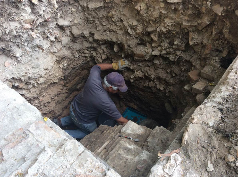 החפירות המדגמיות מתבצעות מאז 2011. ממצאים ראשונים נחשפו כבר בעומק 30 סנטימטרים באדמה. בסיום כל חפירה מכוסה האתר מחדש באדמה (צילום: אדריכלית צילה זק)