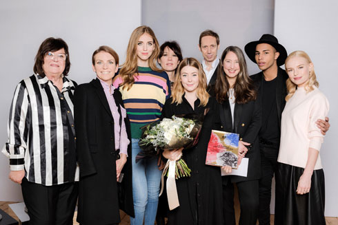 תחרות H&M Design Awards בשנה שעברה: צוות השופטים, כולל קייט בוסוורת', אוליבייה רוסטאן, ניק נייט, קיארה פראני ומרגרטה ואן דר בוש, והזוכה האנה ג'ינקינס (צילום: H&M)