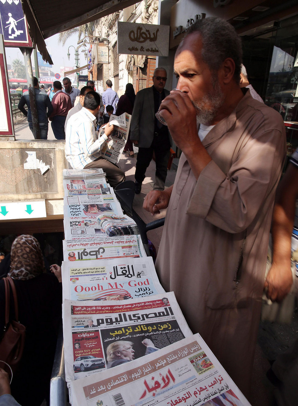דוכן עיתונים בקהיר, הבוקר (צילום: EPA) (צילום: EPA)