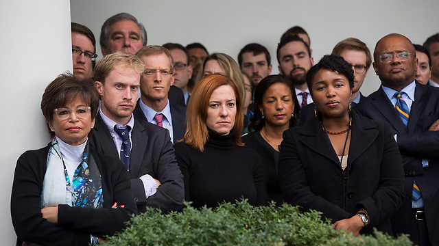 אווירת נכאים. סגל הבית הלבן אתמול בזמן נאום אובמה (צילום: EPA) (צילום: EPA)